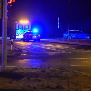 Das 22-Jährige Opfer wurde mit Verletzungen ins Krankenhaus gebracht. (Symobild)