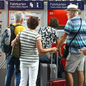 Es soll ein Nachfolge-Modell für das 9-Euro-Ticket geben – aber zu welchem Preis? (Symbolbild)