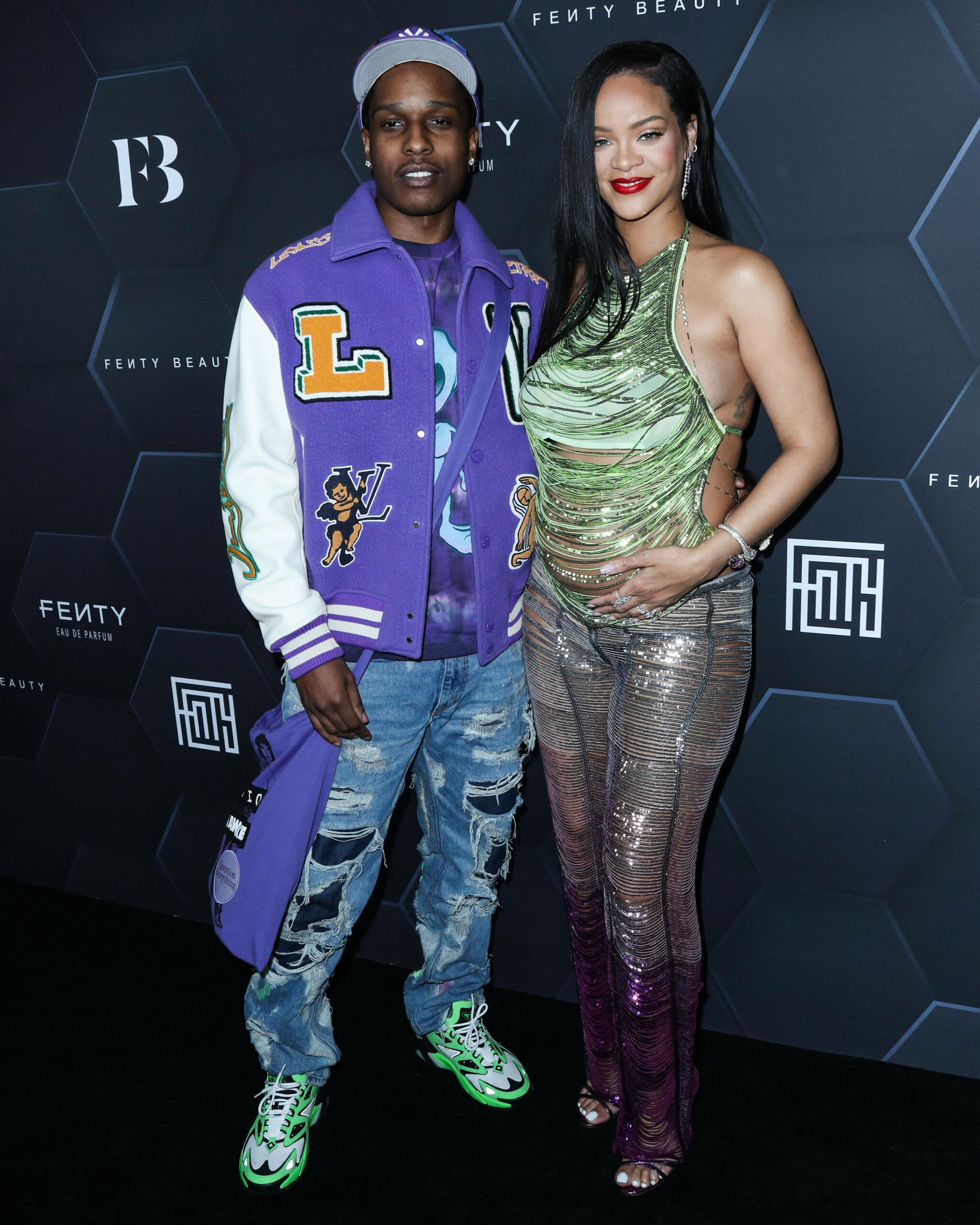 Asap Rocky und Rihanna lächeln für Fotografen in Kameras