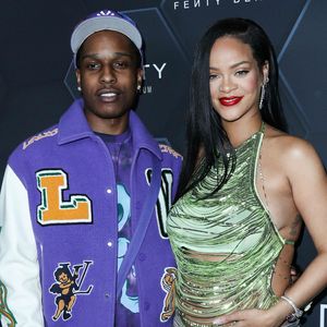 Asap Rocky und Rihanna lächeln für Fotografen in Kameras
