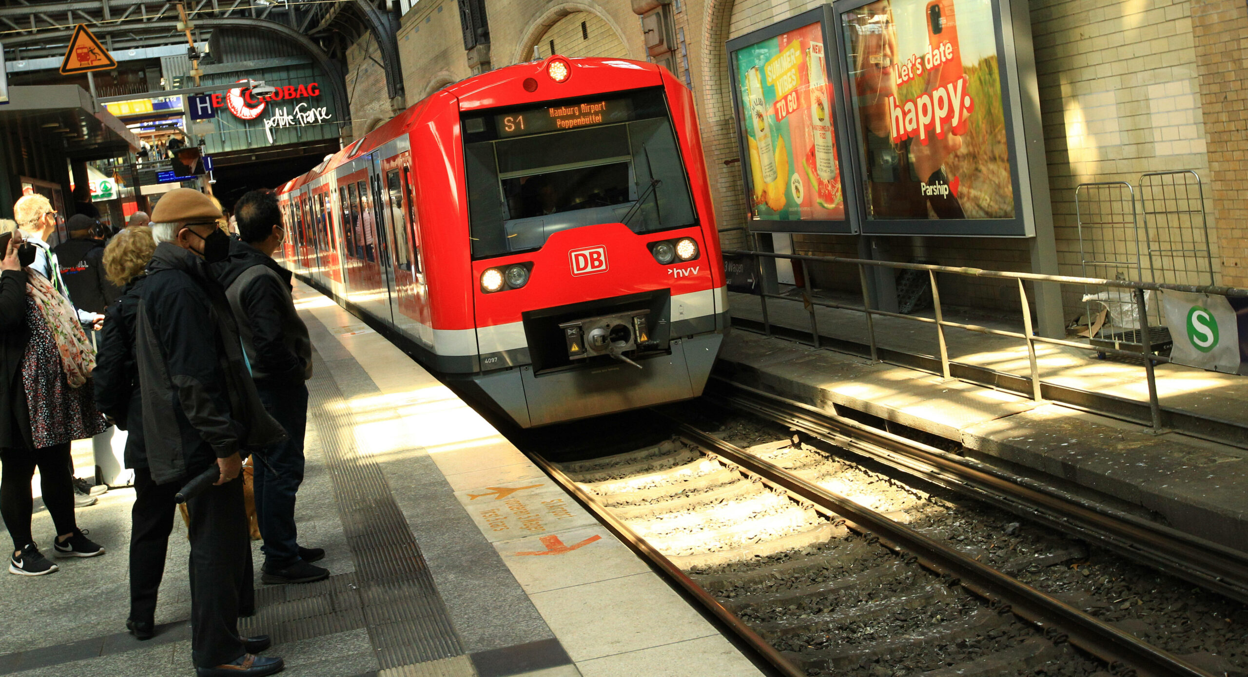 Eine S-Bahn der Linie S1 fährt in den Hauptbahnhof hinein. (Archivbild)