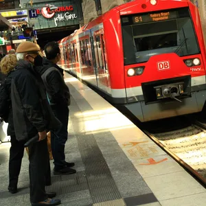 Eine S-Bahn der Linie S1 fährt in den Hauptbahnhof hinein. (Archivbild)