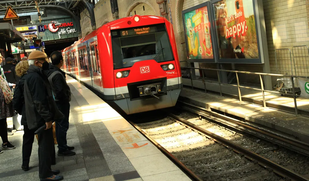Eine S-Bahn der Linie S1 fährt in den Hauptbahnhof hinein. Sie verbindet Wedel mit der Hamburger Innenstadt und teilt sich in Ohlsdorf auf.