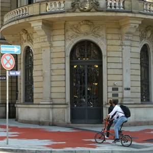 Vor dem Stadthaus am Neuen Wall befindet sich die Bodenskulptur Stigma, die ebenfalls an die Vergangenheit des Ortes erinnert.