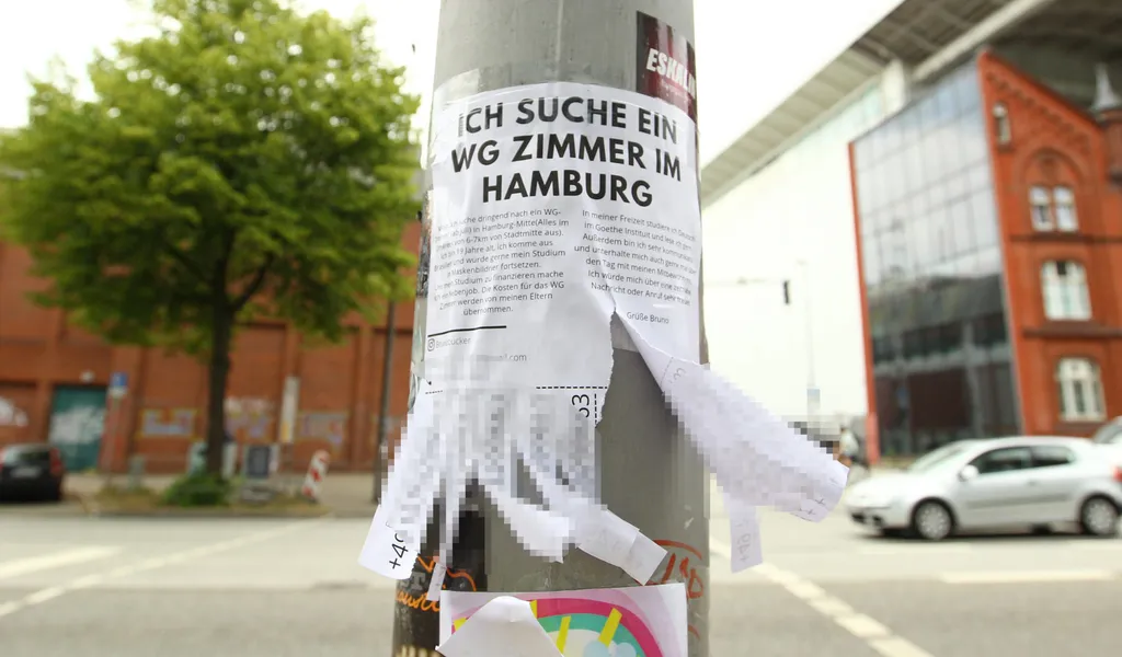 An einem Laternenpfahl klebt ein Zettel, mit dem nach einem WG-Zimmer in Hamburg gesucht wird. (Symbolbild)