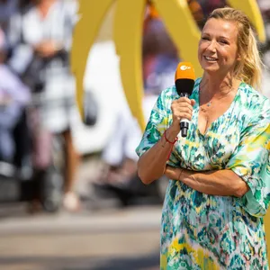 „Fernsehgarten“-Moderatorin Andrea Kiewel versüßt im ZDF einem Millionen-Publikum die Sommer-Sonntage.