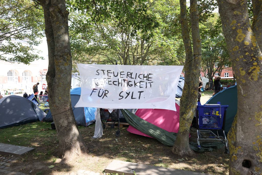 Protestcamp von Punkern und linken Aktivisten auf dem Rathausplatz in Westerland auf Sylt