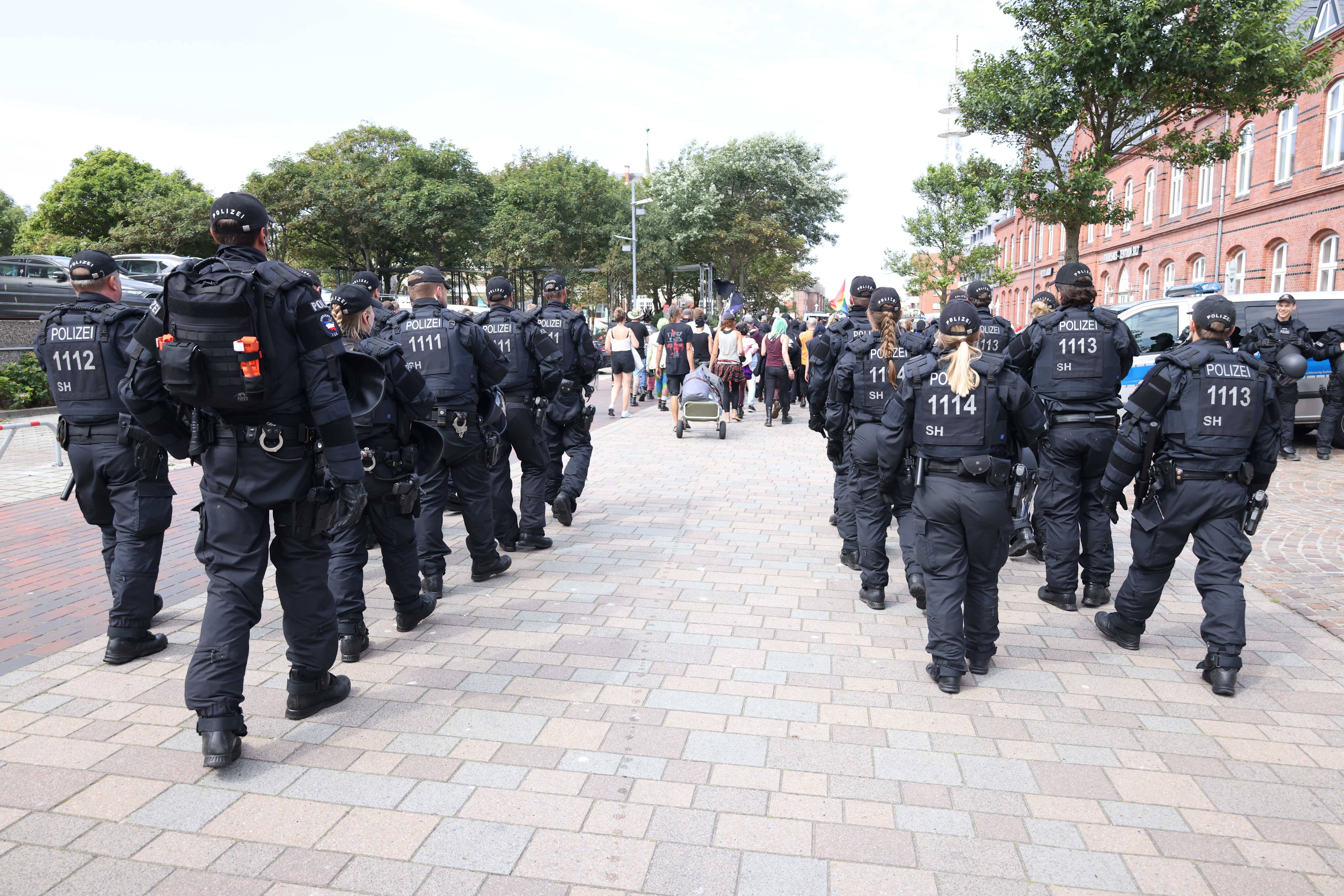 Polizei auf Sylt hinter rund 90 Demonstranten.