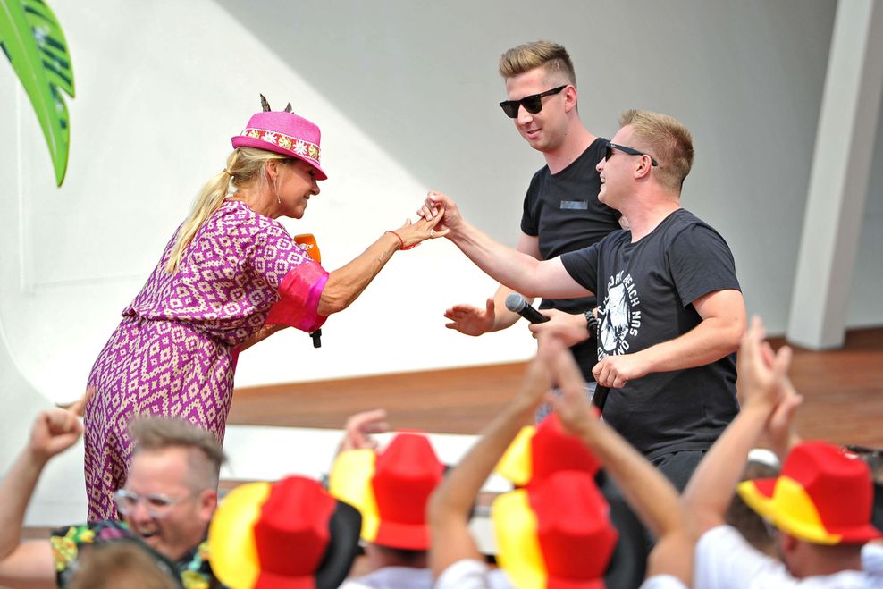 Andrea Kiewel empfing in diesem Jahr auch das „Layla“-Duo DJ Robin und Schürze im ZDF-„Fernsehgarten“.