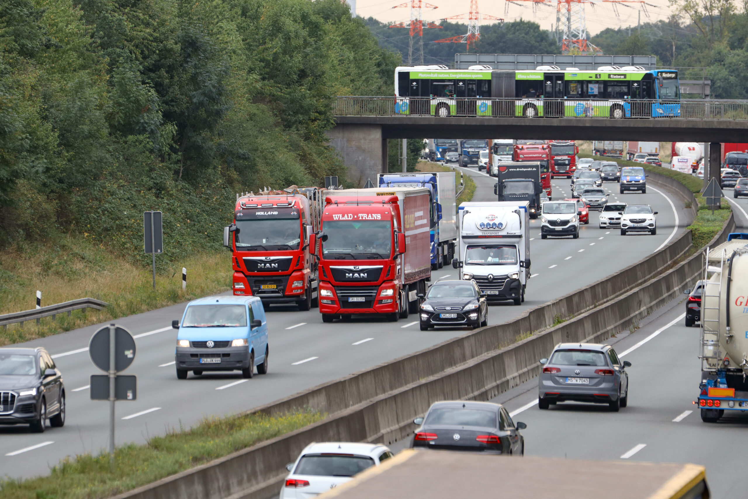 Mehrere Lkw und Autos fahren auf einer Autobahn. (Symbolbild)