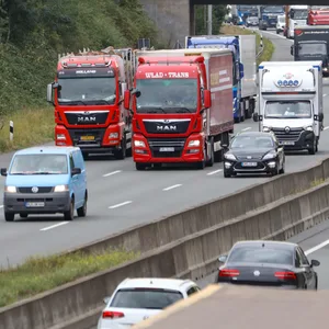 Mehrere Lkw und Autos fahren auf einer Autobahn. (Symbolbild)