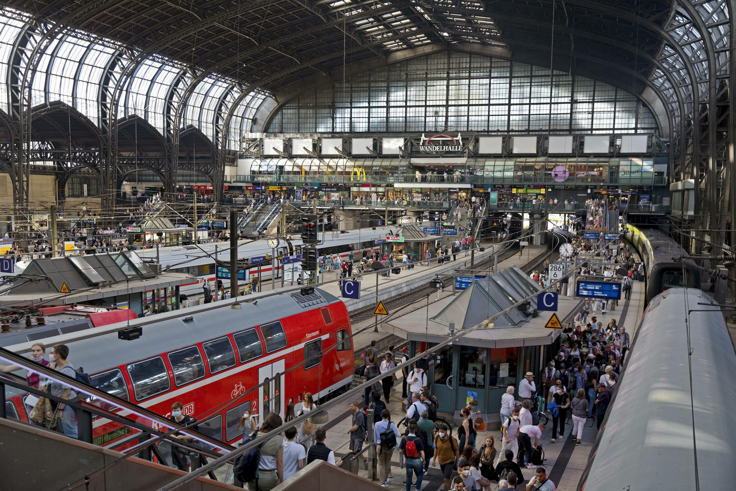 Der Hamburger Hauptbahnhof steht in der Kritik: Er ist zu eng und ständig überfüllt.