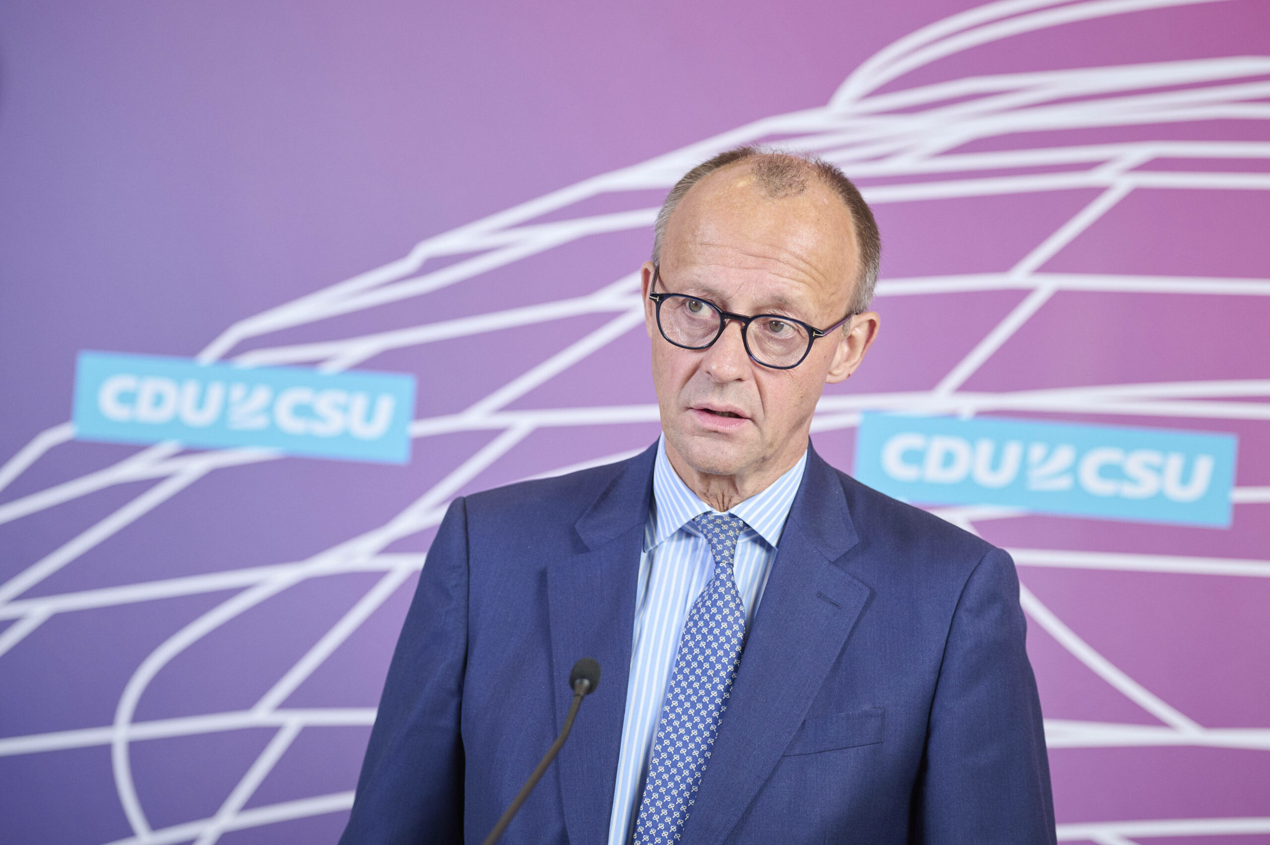CDU-Chef Friedrich Merz warf Geflüchteten aus der Ukraine in einem TV-Interview „Sozialtourismus“ vor – und erntete harsche Kritik.