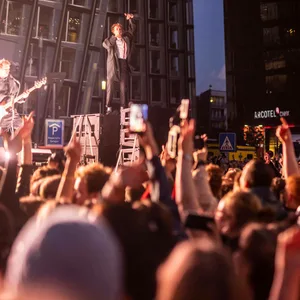 Kraftklub spielten am Mittwoch auf dem Spielbudenplatz zum RBF-Auftakt ein Überraschungskonzert.