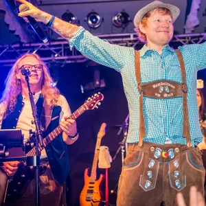 Ein Weltstar als Überraschungsgast: Nach seinem Konzert im Deutsche Bank Park kam Sänger Ed Sheeran zum Frankfurter Oktoberfest und war in Partylaune.