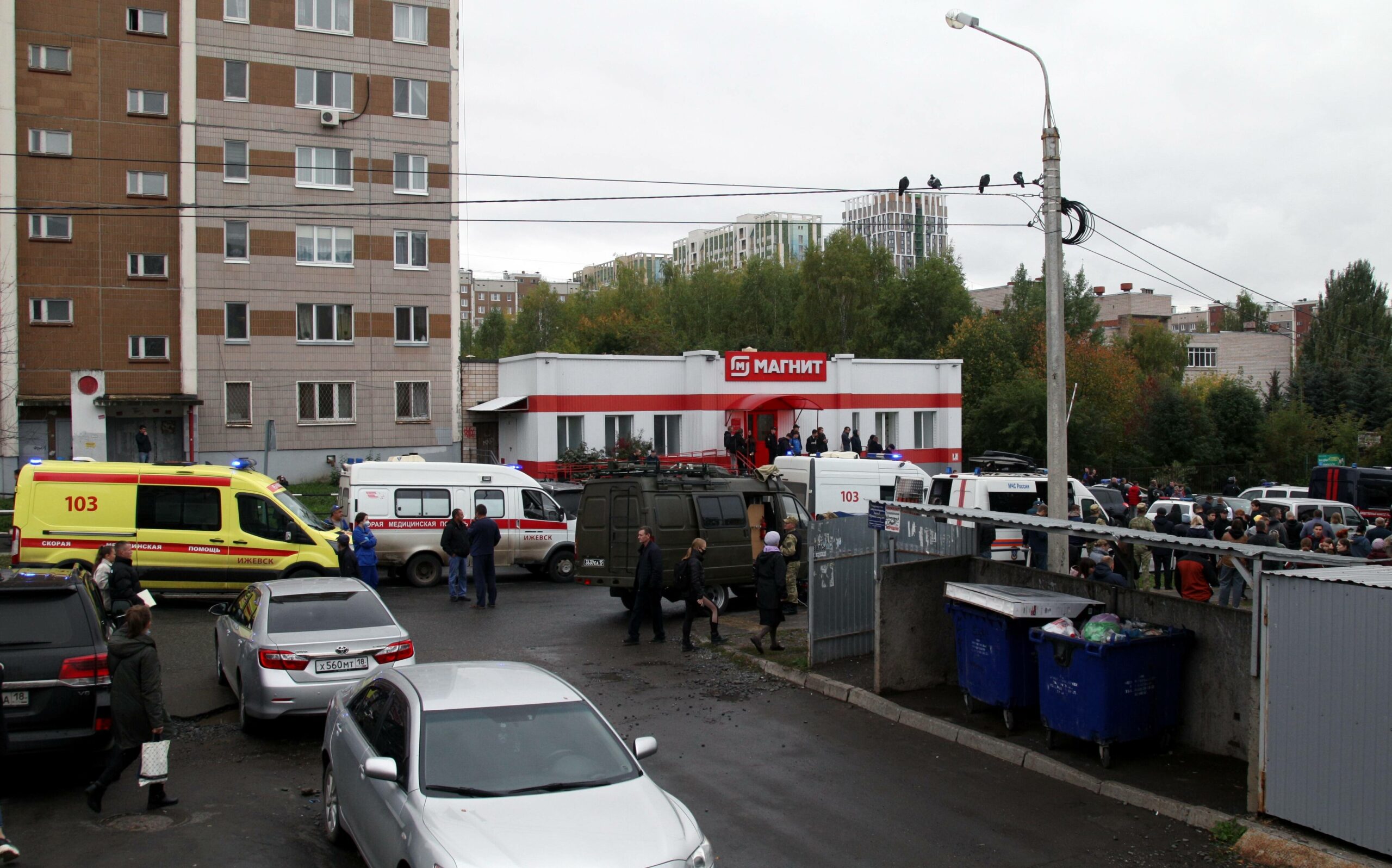 Polizei und Rettungskräfte stehen vor der Schule im russischen Izhevsk. Dort starben neun Menschen bei einem Amoklauf.