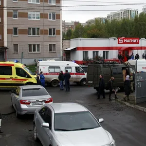 Polizei und Rettungskräfte stehen vor der Schule im russischen Izhevsk. Dort starben neun Menschen bei einem Amoklauf.