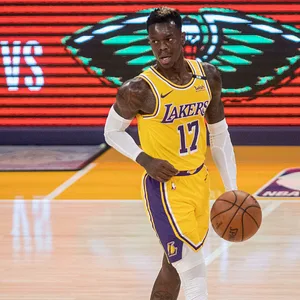 Dennis Schröder prellt einen Basketball