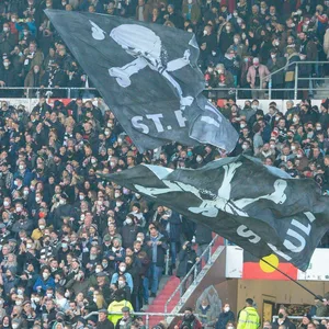 Zwei Beamte müssen sich vor Gericht verantworten, da sie VIP-Karten annahmen, als sie die Firma des Vereins FC St. Pauli prüfen sollten. (Archivfoto FC ST. Pauli-Stadion)