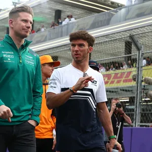 Nico Hülkenberg (l., hier mit Pierre Gasly) könnte kommende Saison für das Haas-Team fahren.