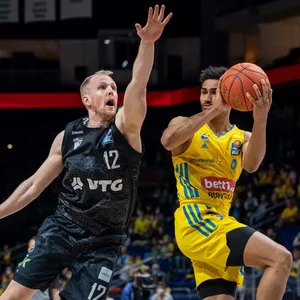 Towers-Kapitän Seth Hinrichs und sein Team müssen Alba Berlin um den EM-Dritten Maodo Lo stoppen.