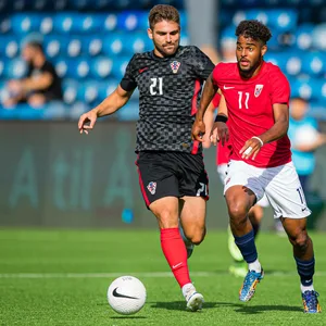 Nikola Soldo im Zweikampf mit Emil Konradsen Ceide.