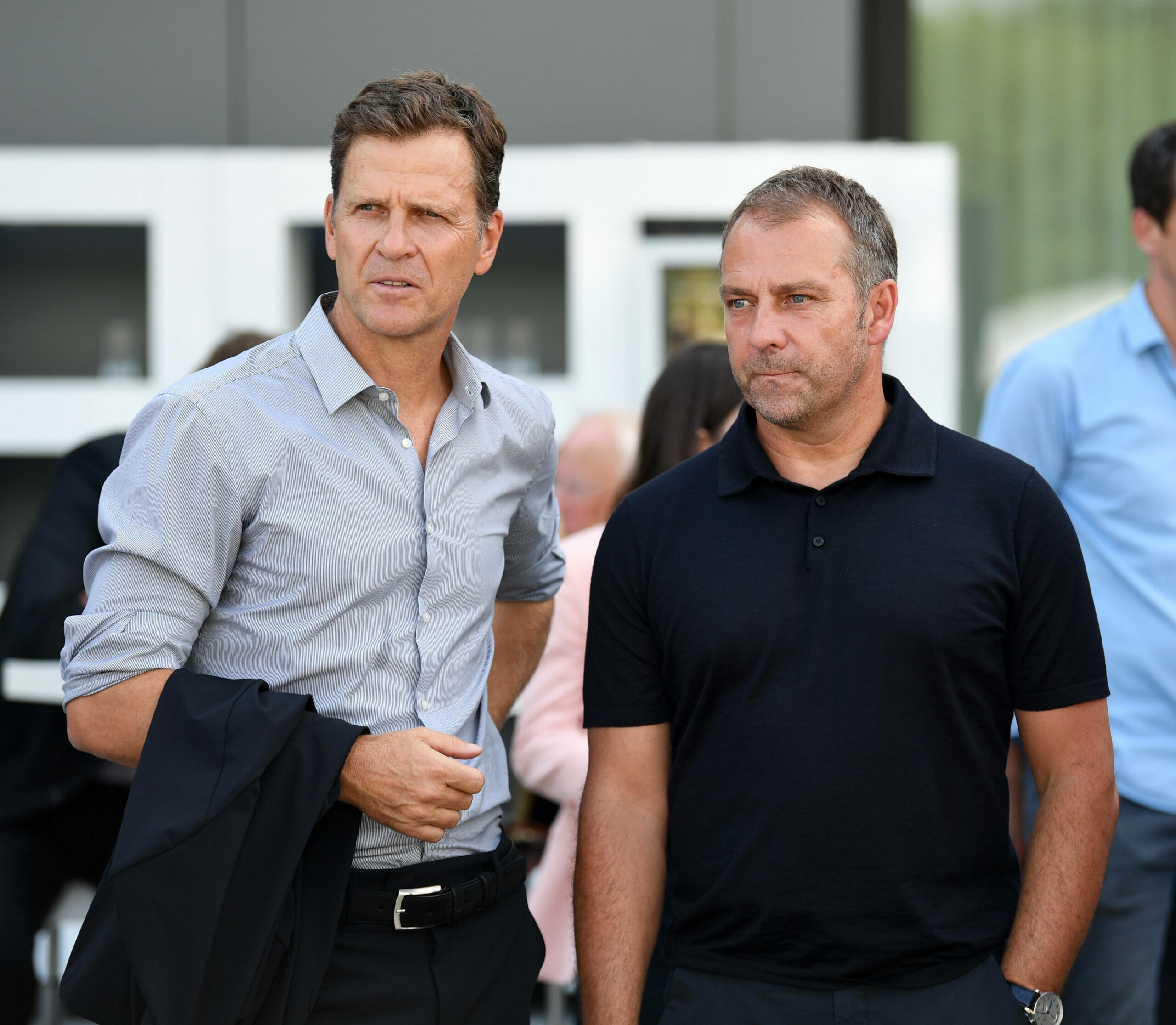 DFB-Geschäftsführer Oliver Bierhoff (l.) und Bundestrainer Hansi Flick blicken Richtung Nationalmannschaftslehrgang.