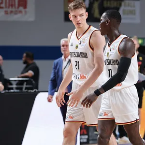 Der Hamburger Justus Hollatz (l.) lobt Kapitän Dennis Schröder für seine Qualitäten als Anführer.