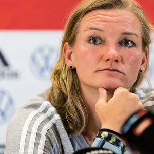 Alexandra Popp auf einer Pressekonferenz.