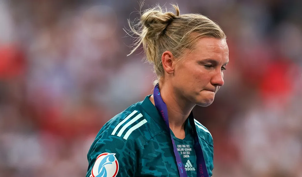 Alexandra Popp enttäuscht nach dem verlorenen EM-Finale gegen England