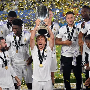 Luka Modric stemmt den UEFA Supercup in die Höhe