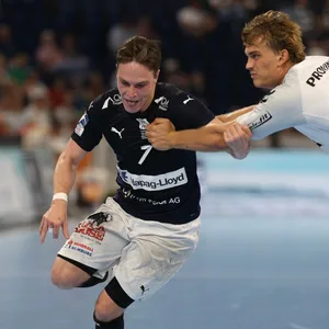 In der Kieler Arena spielte Leif Tissier (l.) bislang nur in einem Vorbereitungsturnier (hier gegen Karl Wallinius). Auf seine echte Premiere im THW-Tempel muss er eine weitere Saison warten.