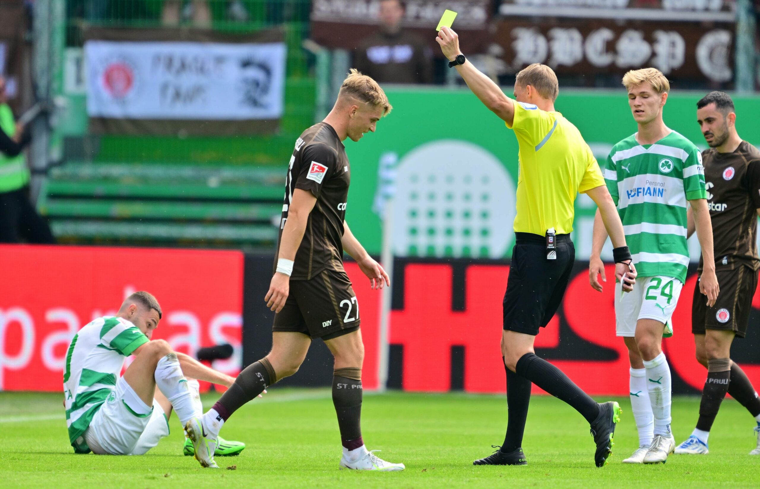 … und wieder Gelb! David Otto wird im Spiel gegen Fürth von Schiedsrichter Martin Petersen verwarnt. Fünf Kiezkicker sahen die Gelbe Karte.