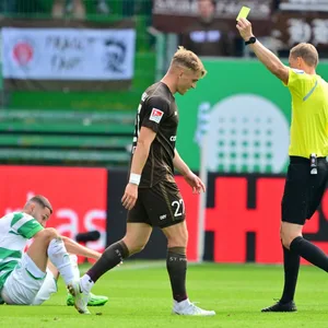 … und wieder Gelb! David Otto wird im Spiel gegen Fürth von Schiedsrichter Martin Petersen verwarnt. Fünf Kiezkicker sahen die Gelbe Karte.