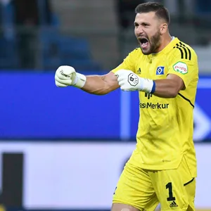 Daniel Heuer Fernandes jubelt über das 1:0 gegen Karlsruhe.