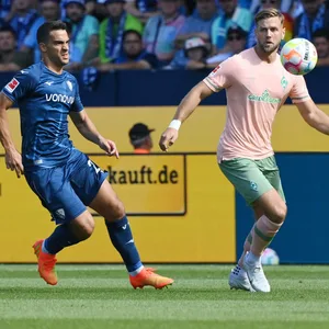 Nicklas Füllkrug (r.)