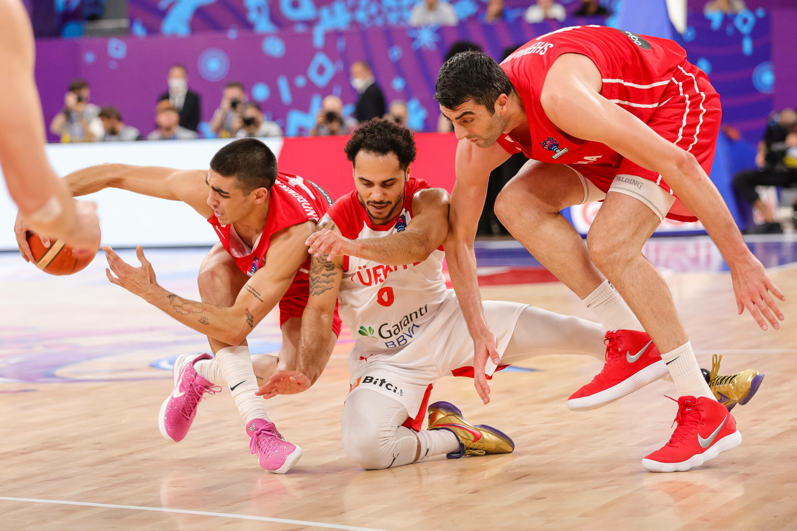 Zweikampf beim Basketball-Spiel Türkei gegen Georgien.