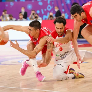 Zweikampf beim Basketball-Spiel Türkei gegen Georgien.