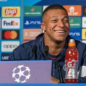 Kylian Mbappé fand es recht amüsant, wie sein Trainer auf die kritische Frage eines Reporters zu einem Kurzstreckenflug reagierte.