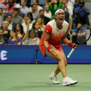 Ons Jabeur jubelt nach ihrem Einzug ins Endspiel der US Open. Jetzt will sie Iga Swiatek im Finale bezwingen.