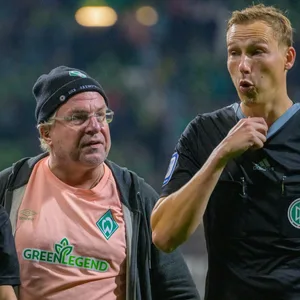 Ex-Stadionsprecher Christian Stoll soll sich anschließend an das Leverkusen-Spiel beim Schiedsrichter im Ton vergriffen haben.