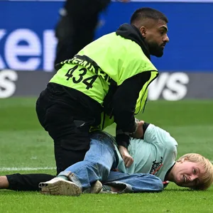 Klima-Aktivist bei Frankfurt gegen Wolfsburg