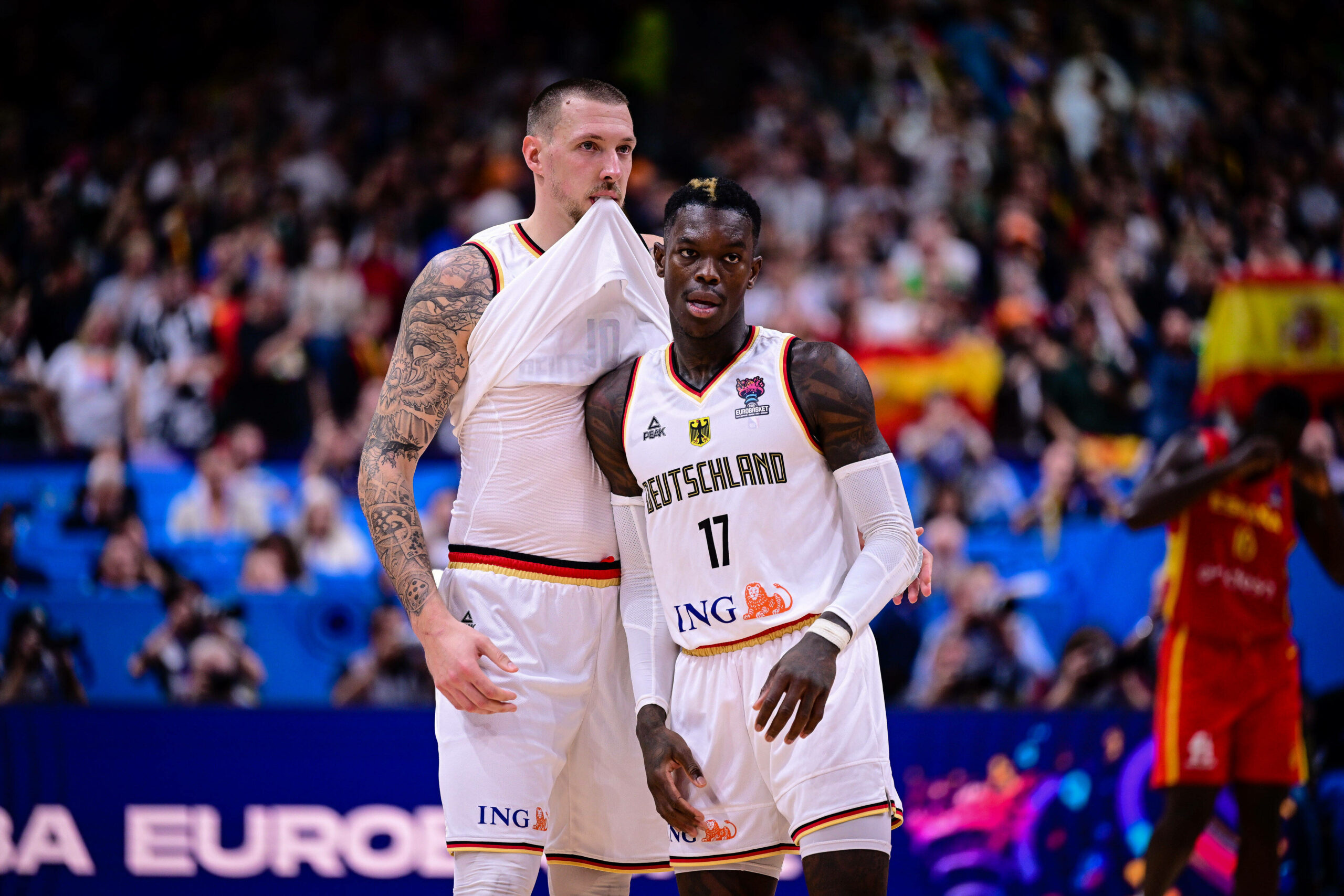 Basketballer Daniel Theis und Dennis Schröder