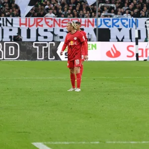 Hassplakat von Gladbach-Fans beim Spiel gegen Leipzig
