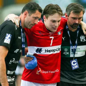 Schmerzhaftes Aus: Leif Tissier verlässt, von Co-Trainer Blazenko Lackovic (l.) und Physio Matthias Bludau gestützt, das Spielfeld.