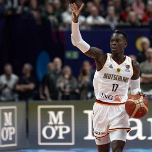 EM-Held Dennis Schröder möchte seine Medaille weitergeben.