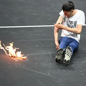 Fan entzündet Feuer beim Laver Cup