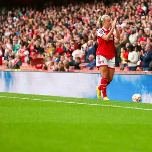 Beth Mead applaudiert den Fans