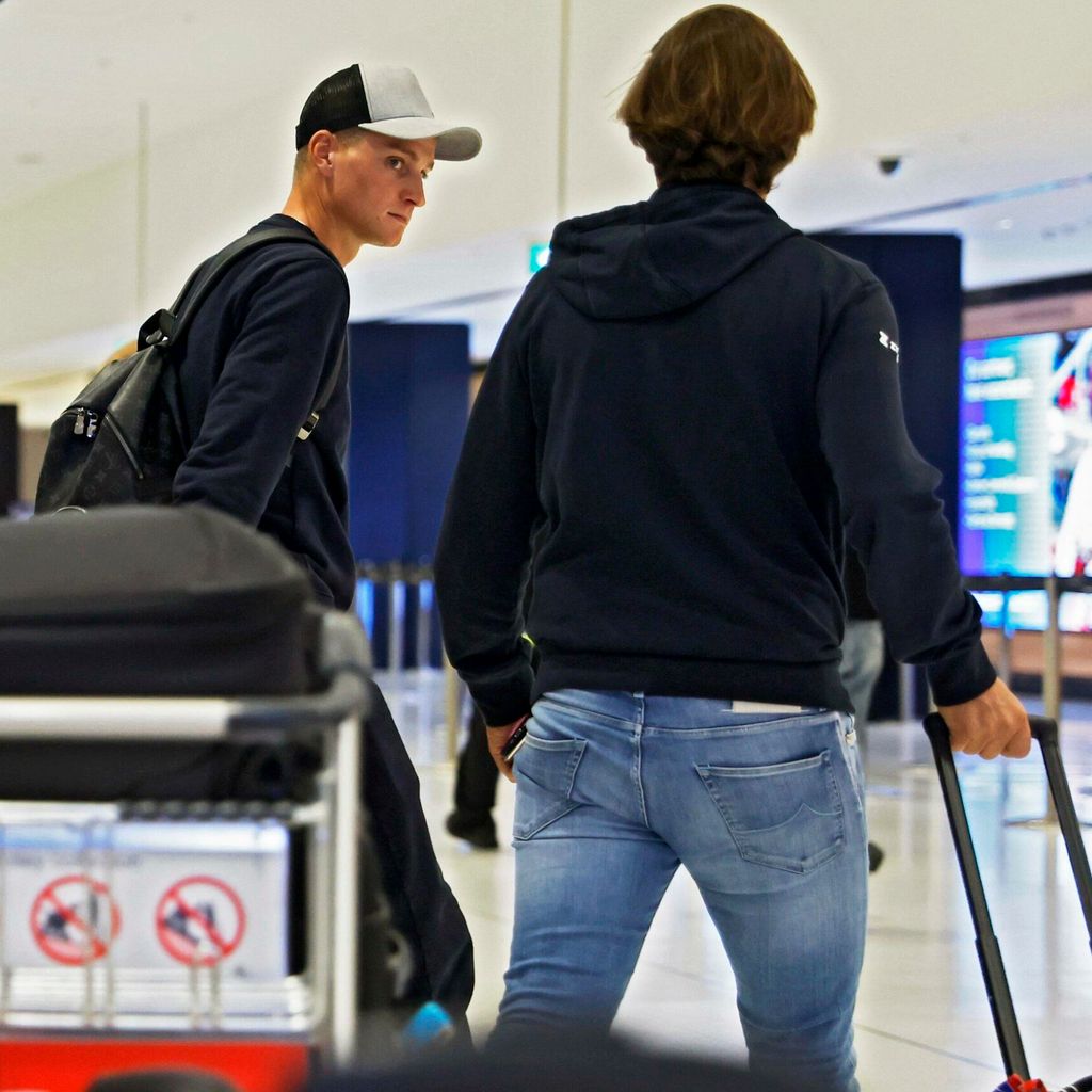 Mathieu van der Poel bei der Abreise aus Australien am Flughafen von Sydney.