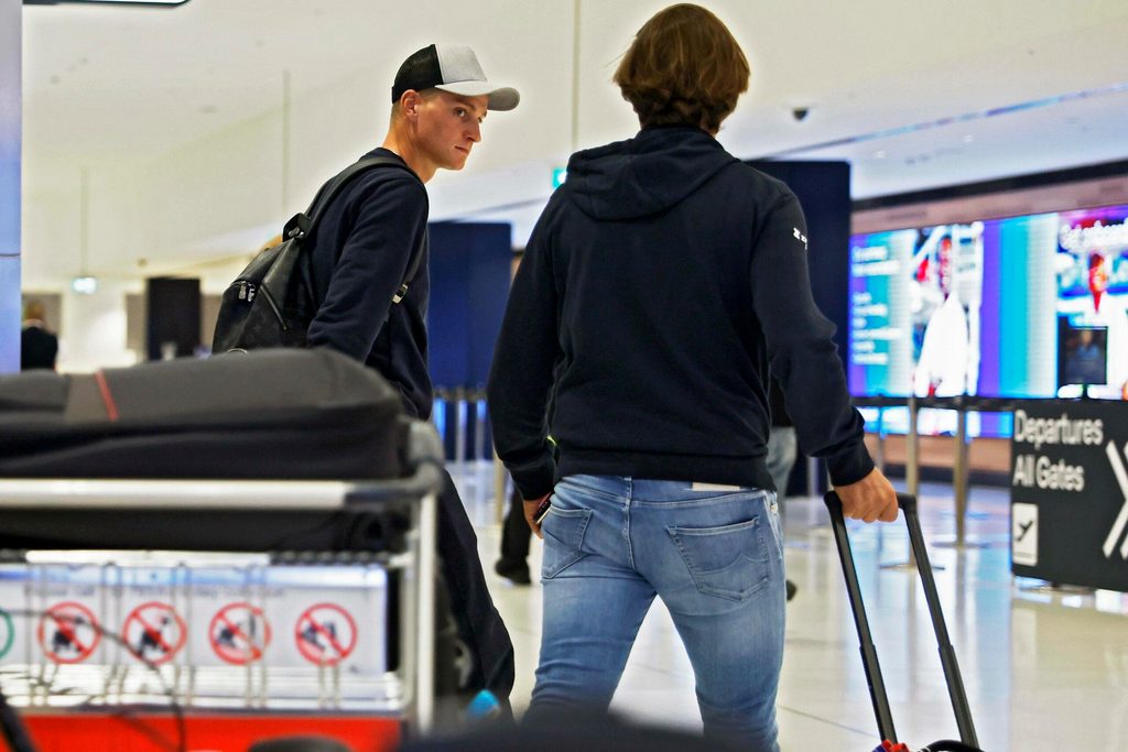 Mathieu van der Poel bei der Abreise aus Australien am Flughafen von Sydney.